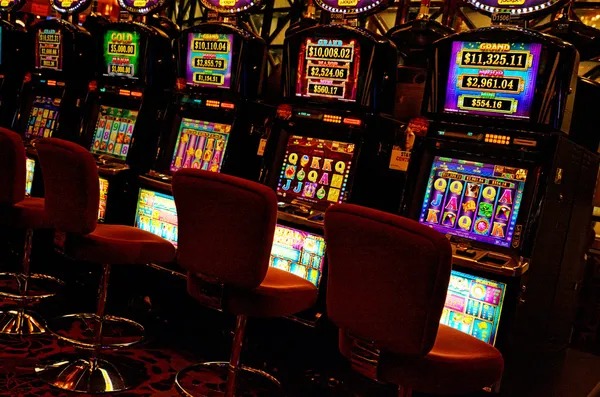 bandar 80 live dealer table with professional croupier